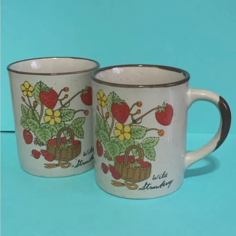 2 Vintage Ceramic Wild Strawberries Coffee Mugs - Ceramic Lidded Cups - 1970s?